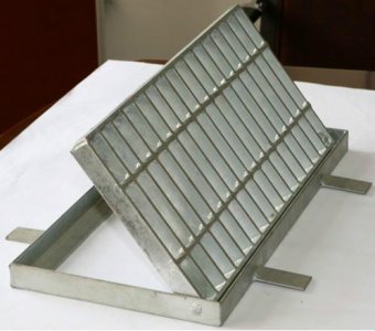 怎样去除水沟盖板上面的污渍呢？